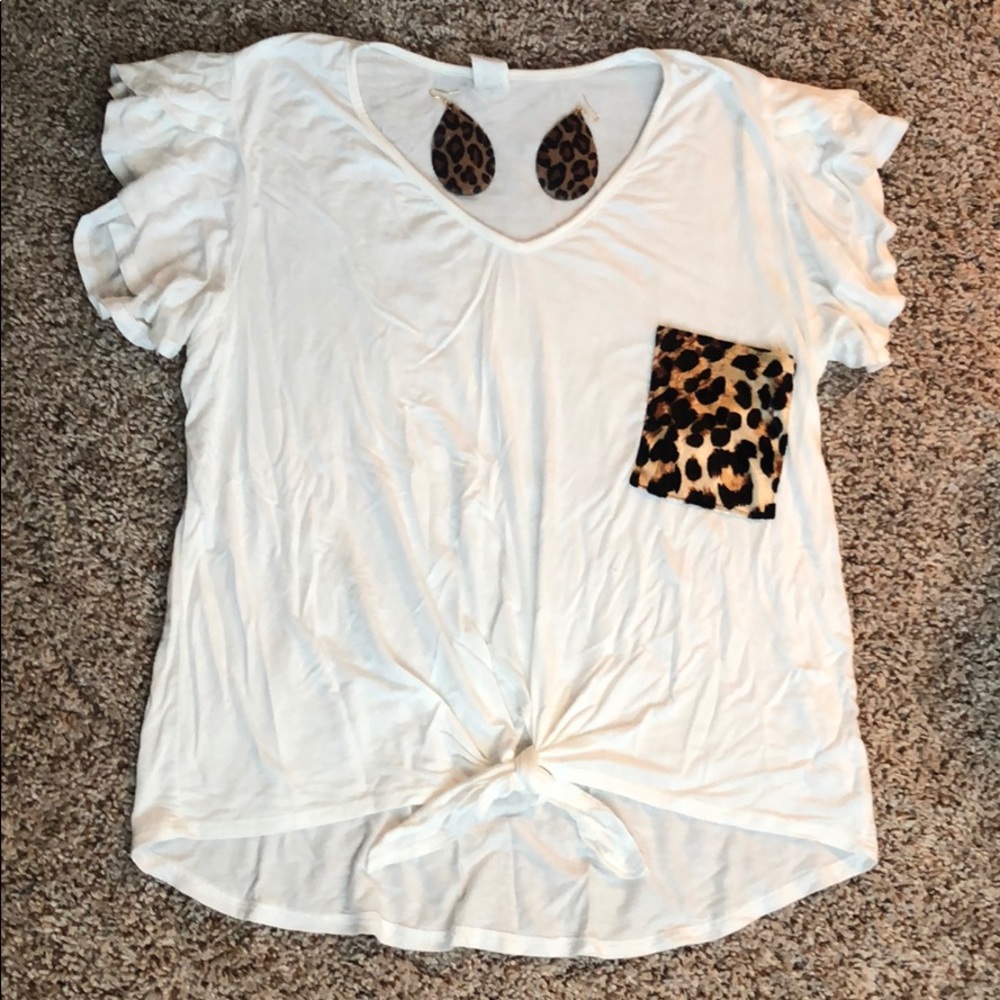 leopard print pocket tee w/ matching earrings